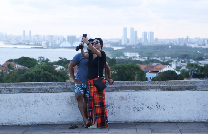 Apesar da pandemia, casal mineiro no cancelou viagem para Pernambuco: "cada dia que passa o problema se agrava". (Foto: Hesodo Goes/DP.)