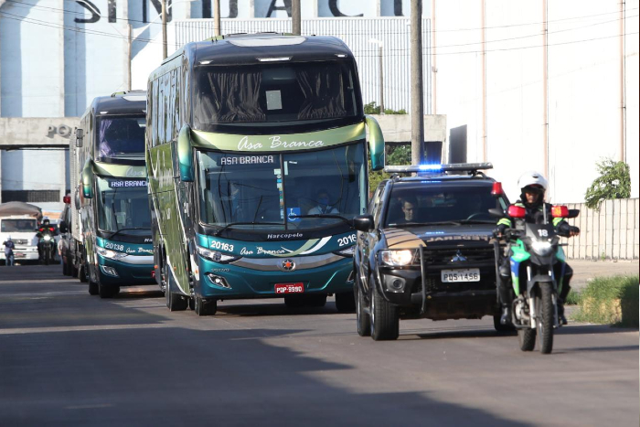 Sada de passageiros e tripulantes teve incio nesta sexta. (Foto: Hesodo Ges/Esp.DP)