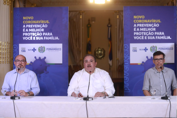 Os secretrios municipal do Recife e estadual de Sade, Jailson Correia e Andr Longo, respectivamente, fizeram o anncio da cura ao lado do infectologista Demtrius Montenegro.  (Foto: Hlia Scheppa/SEI/Divulgao
)