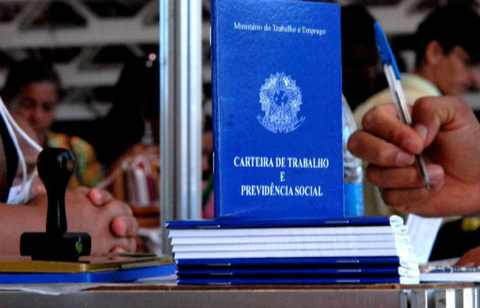 Empresas podero cortar at pela metade os salrios de trabalhadores sob CLT  (Foto: Marcello Casal Jr. / Arquivo / Agncia Brasil)