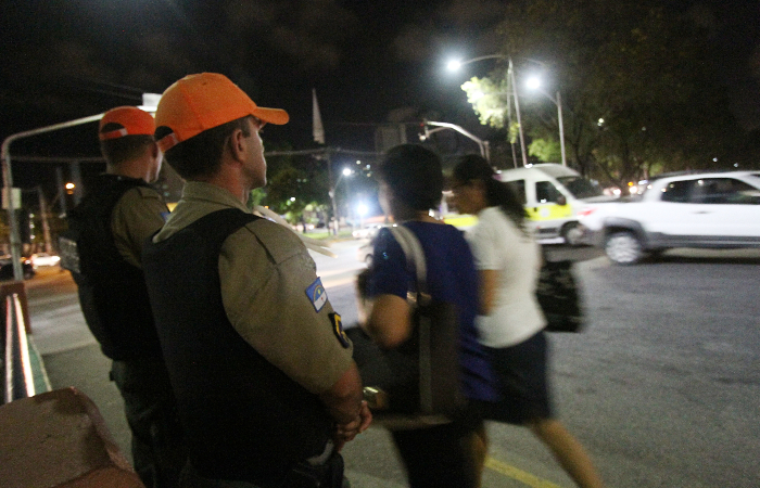 Natureza das atividades de policiais civis, militares e bombeiros os fazem ficar diretamente expostos ao risco de contaminao. (Foto: Roberto Ramos/Arquivo DP.)