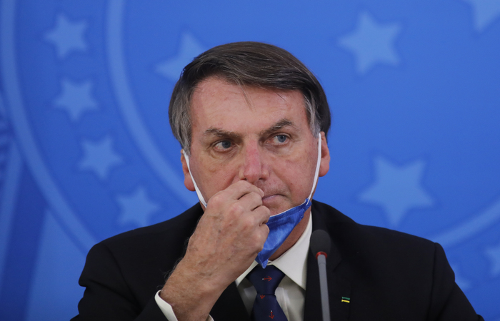 Governadores tomam medidas contra proliferao da infeco por acharem que situao no vem sendo levada a srio, cobram engajamento e irritam Bolsonaro. (Foto: Sergio LIMA / AFP)