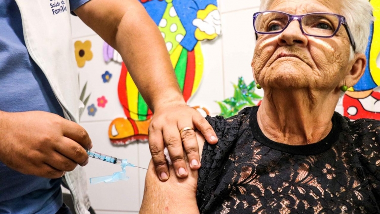 Para evitar aglomeração nas unidades de saúde e minimizar os riscos de infecção pelo novo coronavírus, a Prefeitura do Recife fará a vacinação em mais de 40 escolas e creches (Foto: Cortesia) Para evitar aglomeração nas unidades de saúde e minimizar os riscos de infecção pelo novo coronavírus, a Prefeitura do Recife fará a vacinação em mais de 40 escolas e creches (Foto: Cortesia)