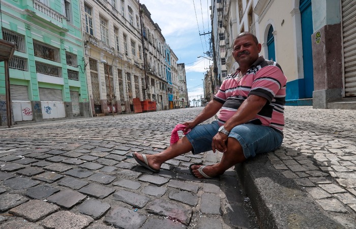 Com as ruas vazias, Jeov conta com a solidariedade de amigos (Foto: Tarciso Augusto / Diario de Pernambuco)