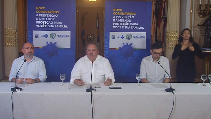 O secretário de Saúde do Recife, Jailson Correia; o secretário estadual de Saúde, André Longo, e o infectologista Demetrius Montenegro participaram de coletiva nesta terça. (Foto: YouTube Governo de Pernambuco/Reprodução)