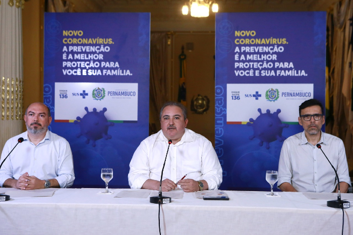 O secretário de Saúde do Recife, Jailson Correia; o secretário estadual de Saúde, André Longo, e o infectologista Demetrius Montenegro participaram de coletiva nesta terça. (Foto: Hélia Scheppa/SEI/Divulgação)