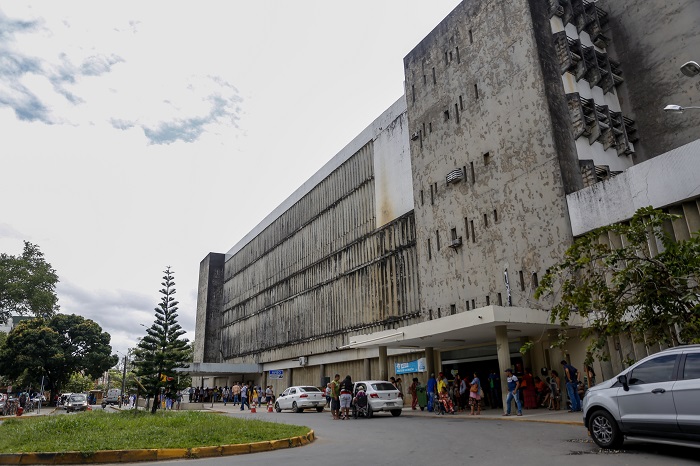 Ideia  ajudar a reforar estoques de lcool em hospitais como o HC, administrado pela UFPE. (Foto: Leandro de Santana/Esp. DP.)