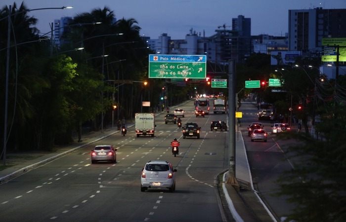  (Avenida Agamenon Magalhes no incio da noite. Foto: Hesodo Ges/ Esp.DP)