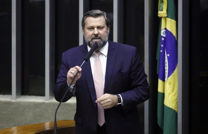 O parlamentar defende que os recursos pblicos que deixarem de ser empregados nos pagamentos sejam repassados ao Ministrio da Sade (Foto: Luis Macedo/Cmara dos Deputados)