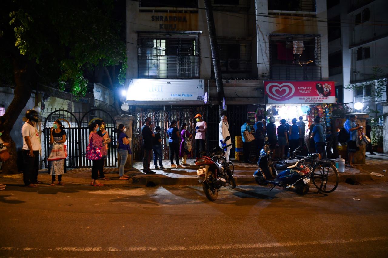 Pessoas fazem fila fora de uma loja para comprar suprimentos aps o anncio do primeiro-ministro indiano de um bloqueio nacional imposto pelo governo como medida preventiva contra o novo coronavrus (Foto: Indranil Mukherjee/AFP)