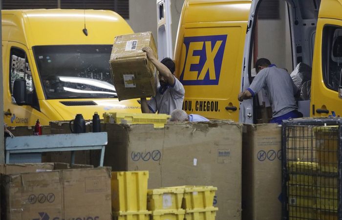 Quatro das cinco atividades investigadas pela PMS tiveram alta de dezembro para janeiro, com destaque para o setor de transportes, servios auxiliares aos transportes e correio, que avanou 2,8%.  (Foto: Fernando frazo/Agncia Brasil)