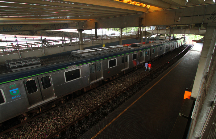 A CBTU Recife pede que s utilizem o transporte aquelas pessoas que realmente precisam chegar aos seus trabalhos. (Foto: Peu Ricardo/DP)