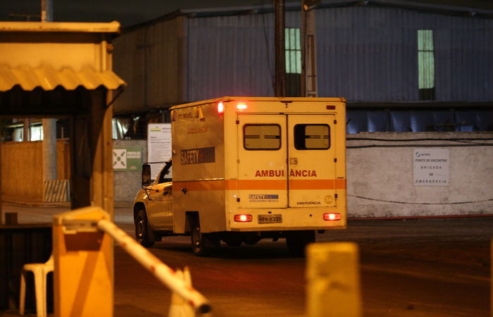 Momento em que o turista canadense  retirado do cruzeiro Silver Shadow (Hesodo Goes/DP FOTO)