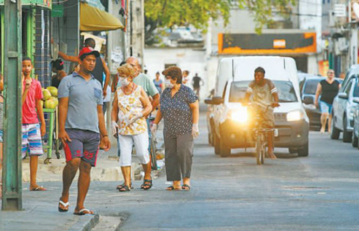 Idosas tentam se proteger com mscaras na comunidade (Foto: Bruna Costa / Esp. DP)