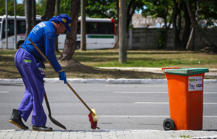 Servio essencial, a limpeza urbana continua, com os devidos cuidados. (Foto: Bruna Costa/Esp. DP.)