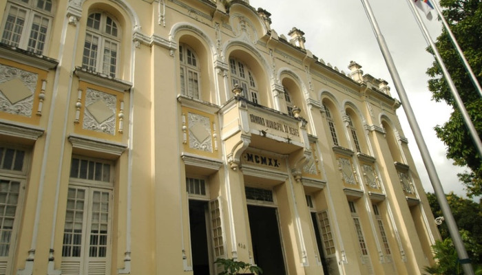 Os parlamentares comunicaram a deciso ao secretrio de Planejamento e Gesto do Recife, Vieira (Foto: Divulgao/Cmara do Recife)