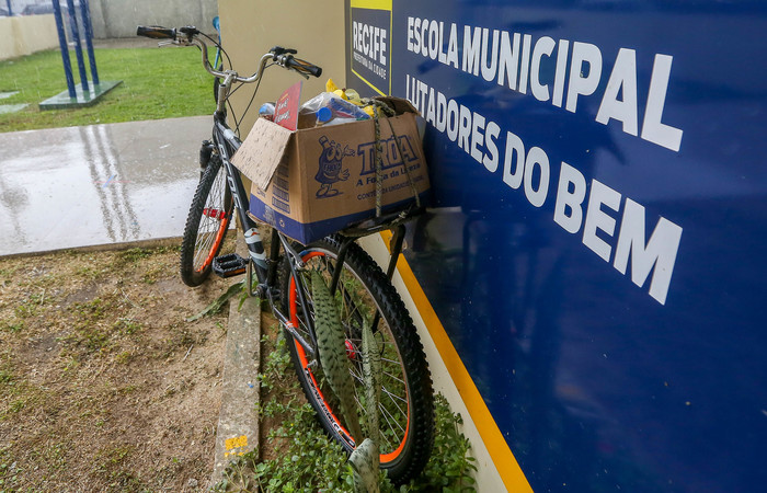 Familiares utilizam diversos meios para transportar os kit cedidos. (Foto: Leandro de Santana/ Esp. DP)