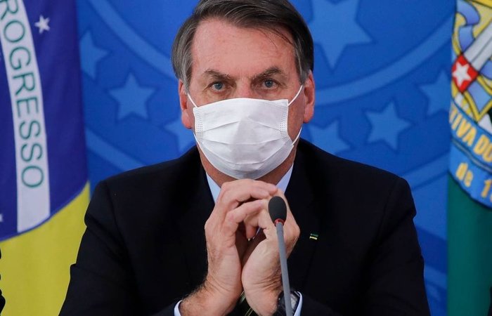 Para Bolsonaro, os estados podem estar fraudando a causa dos bitos para fazer "uso poltico" da crise causada pela pandemia (Foto: Srgio Lima/AFP )
