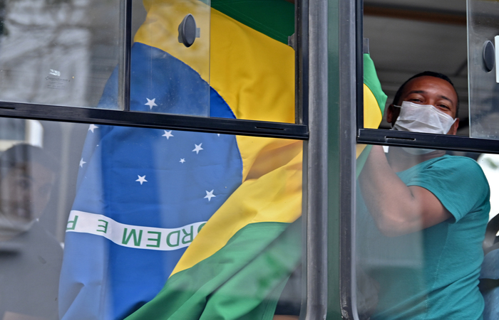 A regra no ser aplicada no caso de brasileiros que retornem ao pas, imigrantes que moram no Brasil, parentes diretos de brasileiros e estrangeiros que so membros de rgos internacionais (Foto: CRIS BOURONCLE/AFP)