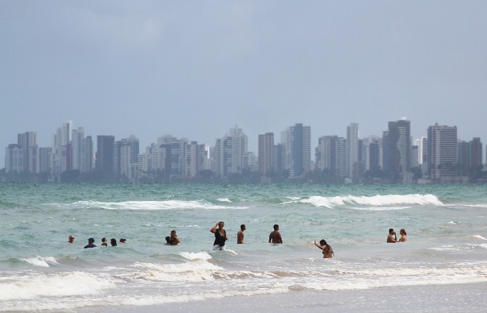 Banhistas insistiram na praia (Foto: Bruna Costa / Esp. DP)