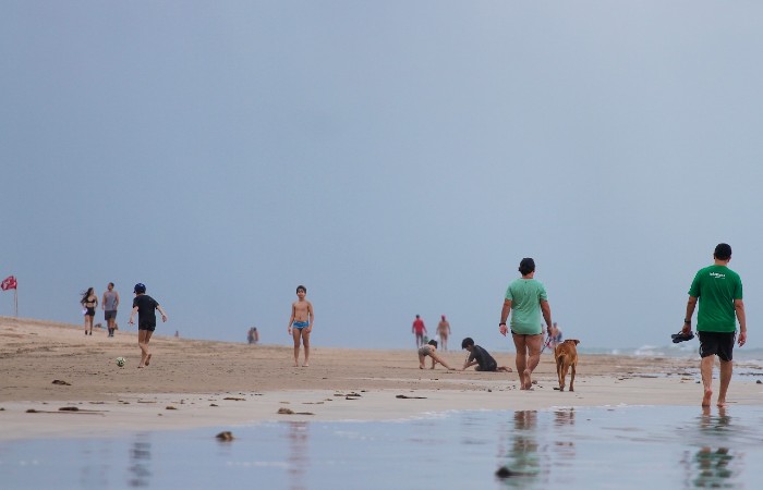 Famlias aproveitaram o domingo para passear na praia, contrariando orientaes da OMS (Foto: Bruna Costa / Esp. DP)
