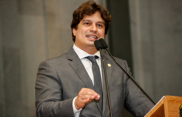 O deputado Lucas Ramos (PSB)  o presidente da Comisso de Finanas, Oramento e Tributao da Alepe (Roberto Soares/ Alepe)
