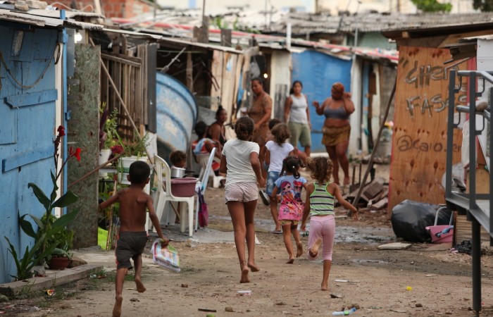 Crianas corriam descalas pela rua em meio s casas de madeira do Pilar (Foto: Hesodo Ges / Esp DP)