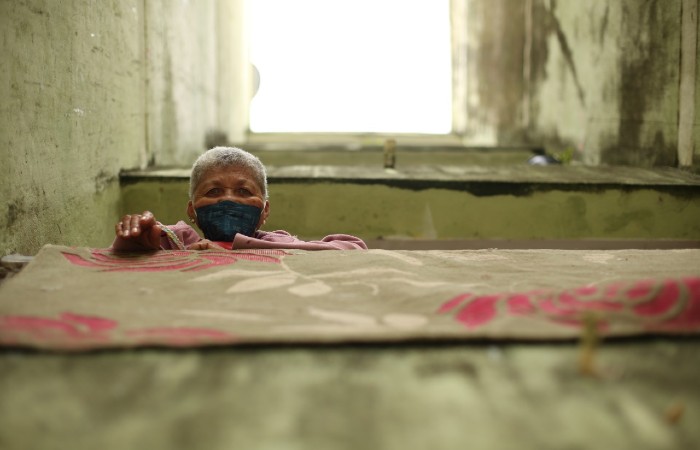 Dona Maria Lcia Gomes, 62 anos, conta com parentes para conseguir mantimentos (Foto: Hesodo Ges / Esp DP)