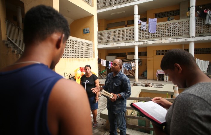 Moradores improvisam culto evanglico em um bloco de apartamentos na comunidade (Foto: Hesodo Ges / Esp DP)