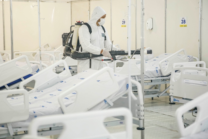 Quando aplicado, o produto biodegradável forma uma camada protetora que mantém o local livre do vírus e outros micro-organismos. (Foto: Andréa Rêgo Barros/PCR.) Quando aplicado, o produto biodegradável forma uma camada protetora que mantém o local livre do vírus e outros micro-organismos. (Foto: Andréa Rêgo Barros/PCR.)