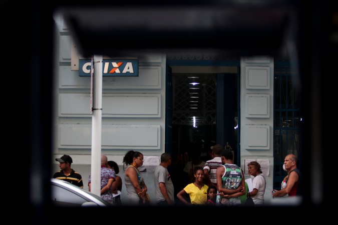Enquanto aguardam atendimento, os clientes se aglomeram nas filas do lado de fora (Tarciso Augusto/ Esp DP)
