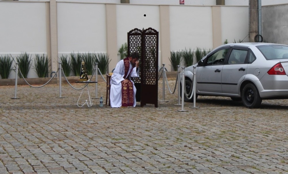 Pároco adaptou um espaço no pátio da igreja para o acesso de carros (Foto: Diocese de Joinville/ Divulgação)