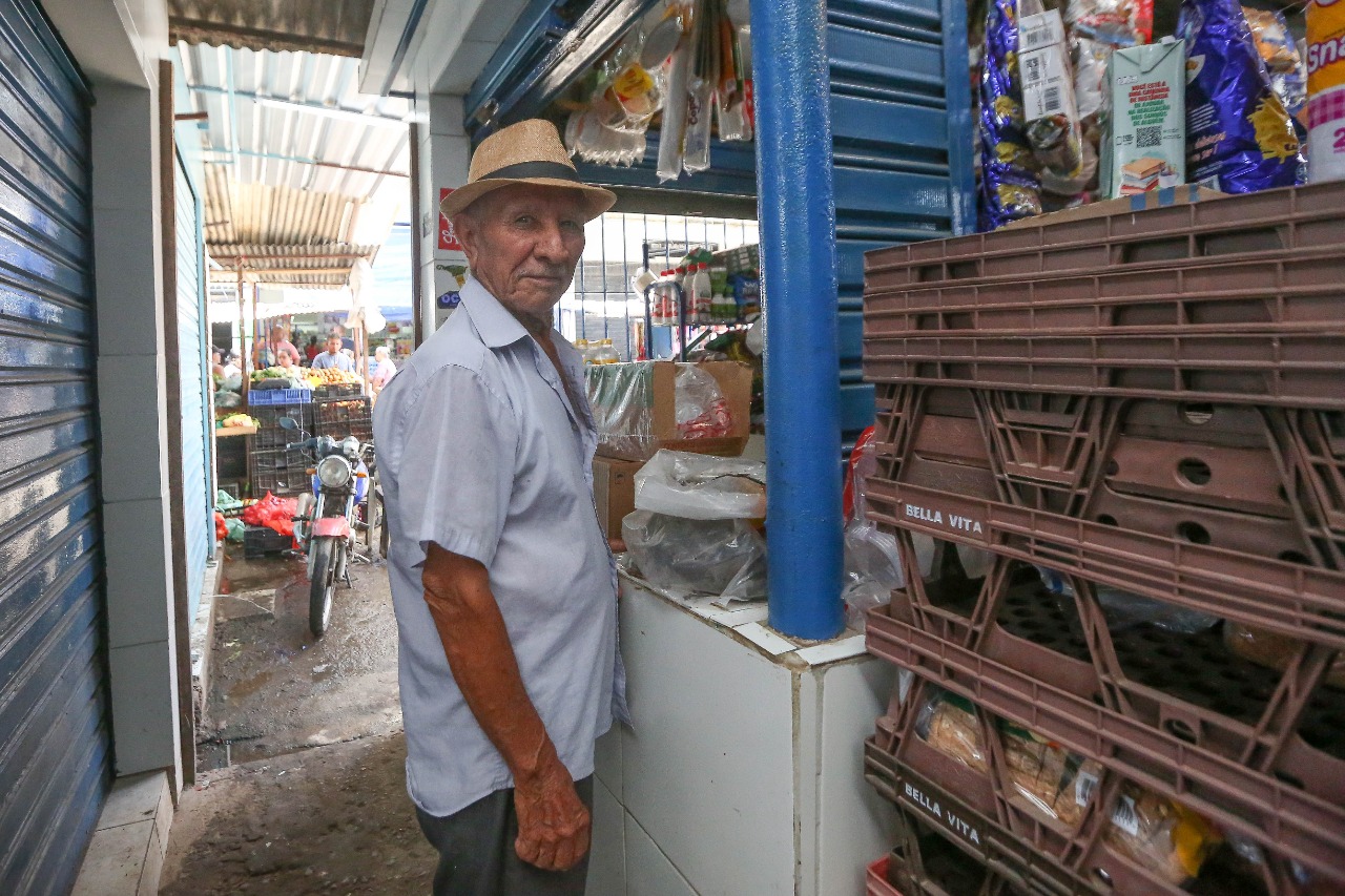 Seu Antnio tem 93 anos e foi ao mercado pblico comprar comida para seu papagaio. (Foto: Leandro de Santana/ DP)