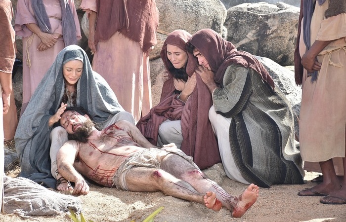 Na foto, os famosos Caco Ciocler (Jesus), Christine Fernandes (Maria) e Juliana Knust (Madalena).  (Foto: Felipe Souto Maior/Divulgao)