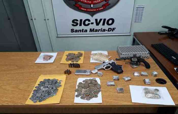 Na casa, a polícia encontrou duas armas e porções de droga (Foto: PCDF/Divulgação) Na casa, a polícia encontrou duas armas e porções de droga (Foto: PCDF/Divulgação)