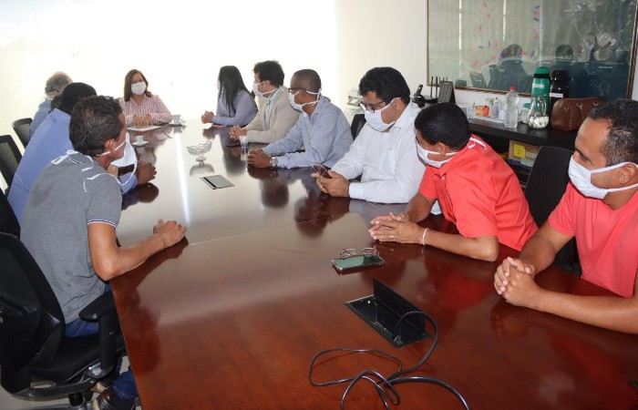 Prefeita se reuniu com vereadores. Todos de máscara numa mesma sala. (Foto: Divulgação)