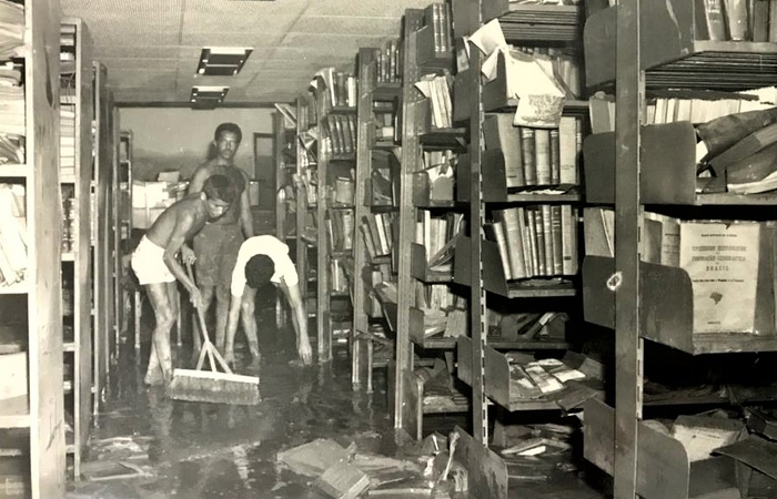 A biblioteca depois da cheia de 1975. (Foto: Fundaj/Divulgao)