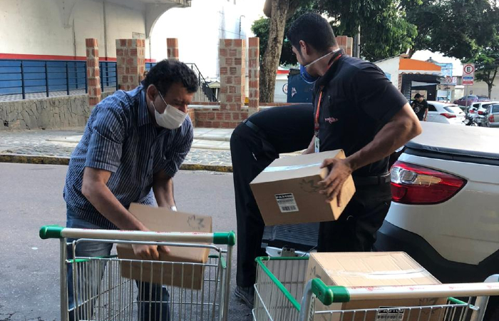 Empresa vem doando tambm mscaras, lcool em gel e botas para hospitais do Recife e de Garanhuns. (Foto: Divulgao/Ferreira Costa)