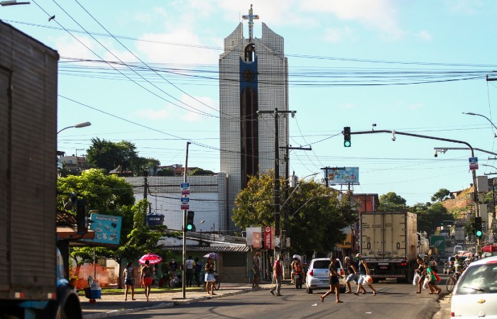 Apesar de parte do comrcio fechado, movimentao ainda era grande no centro de Abreu e Lima (Foto: Bruna Costa / Esp. DP Foto)