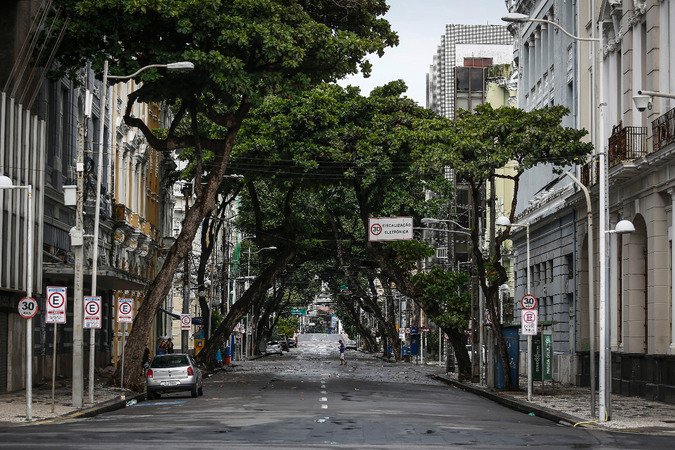 Bairro do Recife amanheceu deserto neste domingo (19). Governo de Pernambuco determinou o isolamento social em março deste ano, quando surgiram os primeiros casos de coronavírus no Estado (Paulo Paiva/DP)