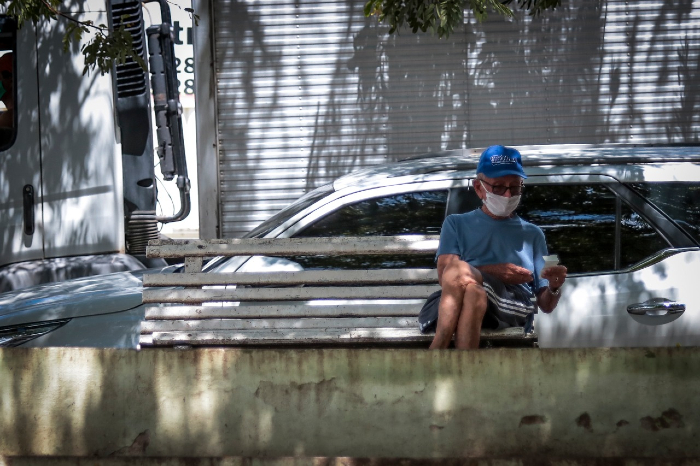 Decreto estadual tornou obrigatório o uso de máscaras para trabalhadores em atendimento ao público e recomenda uso pela população. 
 (Foto: Tarciso Augusto/Esp. DP)