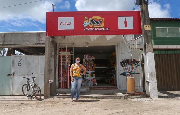 Em seu estabelecimento, Nayara Oliveria passou a recomendar aos funcionrios a higienizao das mos e o uso de luvas e mscaras. (Foto: Leandro de Santana/Esp. DP FOTO)