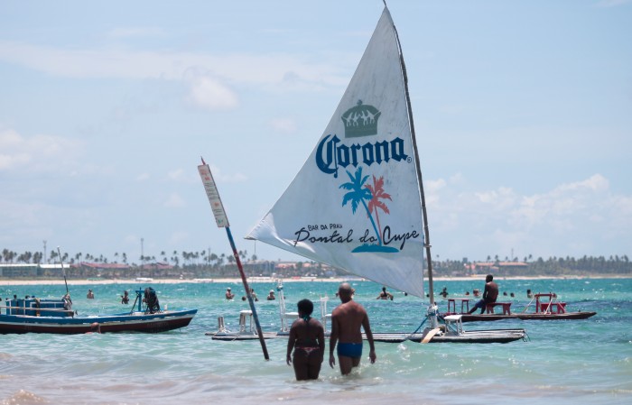 Porto de Galinhas em março de 2020, pouco antes das medidas de isolamento entrarem em vigor. (Foto: Tarciso Augusto/DP Foto)