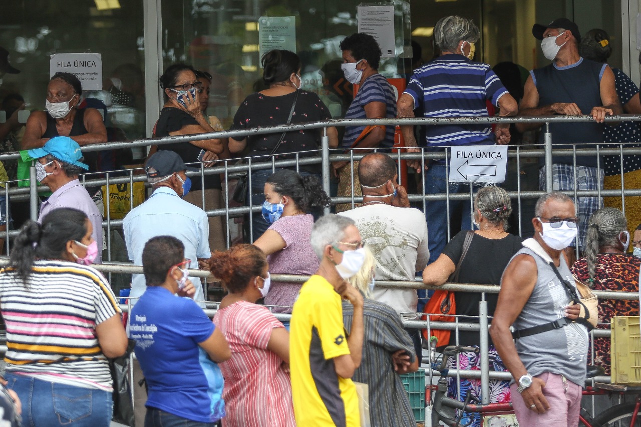 Quinto dia til: filas dos bancos estavam extensas no bairro de Afogados, zona oeste do Recife (Leandro de Santana/DP Foto)