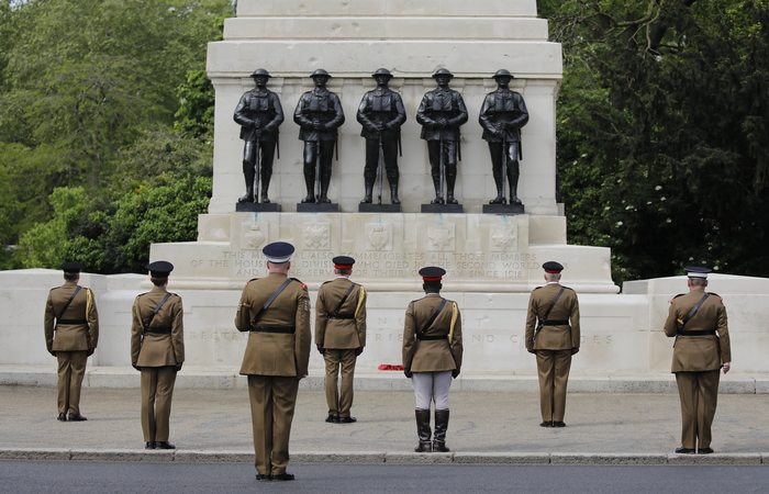 Oficiais britânicos em frente à estatuas de soldados, com 2 metros de distância, para celebrar o fim da 2ª Guerra. (Foto: Tolga AKMEN / AFP) Oficiais britânicos em frente à estatuas de soldados, com 2 metros de distância, para celebrar o fim da 2ª Guerra. (Foto: Tolga AKMEN / AFP)
