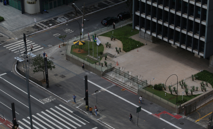 Avenida Paulista, em So Paulo, aps o fechamento do comrcio. Foto: Roberto Parizotti/Divulgao