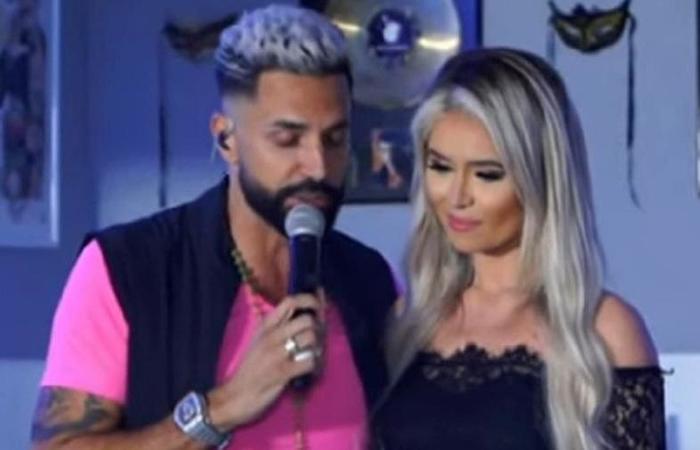 "A gente tinha planejado fazer festa de noivado, mas por causa da pandemia... mas agora contei pra todo o Brasil que eu te amo", disse o cantor (Foto: Reproduo/Youtube)