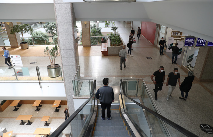 Pessoas usando máscaras enquanto fazem compras dentro de um shopping em Ancara, na Turquia. Hoje foi o primeiro dia que os shoppings reabriram no país, fechados desde o dia 21 de março. (Foto: Adem ALTAN / AFP) Pessoas usando máscaras enquanto fazem compras dentro de um shopping em Ancara, na Turquia. Hoje foi o primeiro dia que os shoppings reabriram no país, fechados desde o dia 21 de março. (Foto: Adem ALTAN / AFP)