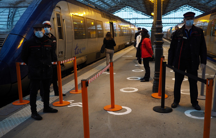 Agentes esperam para verificar os viajantes em busca de passagens e respeitar as medidas higiênicas antes de embarcarem no trem na principal estação ferroviária (Foto: Guillaume Souvant/AFP) Agentes esperam para verificar os viajantes em busca de passagens e respeitar as medidas higiênicas antes de embarcarem no trem na principal estação ferroviária (Foto: Guillaume Souvant/AFP)