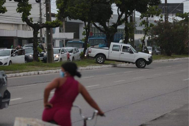 Com as quatro faixas da avenida travadas, motoristas subiram a calada para sair do trnsito (Tarciso Augusto/ DP Foto)